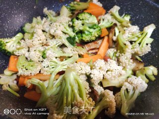 五花肉炒西蓝花花菜的做法步调：4