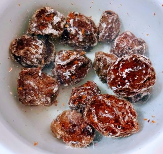 #酸甜蜜食#话梅排骨的做法步调：1