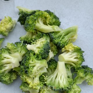 西兰花拌酱护心肉的做法步调：2