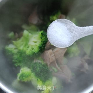西兰花拌酱护心肉的做法步伐：11