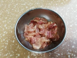 十锦炒年糕的做法步调：1