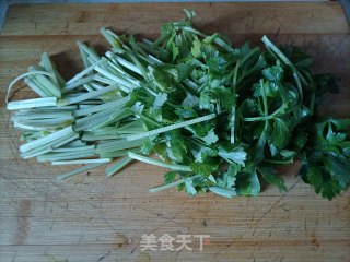 芹菜炒银耳的做法步调：3
