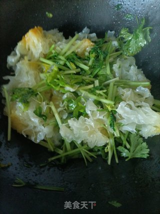 芹菜炒银耳的做法步调：5