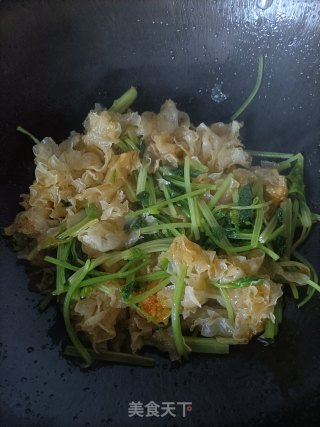 芹菜炒银耳的做法步调：9