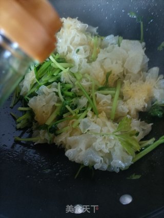 芹菜炒银耳的做法步调：7