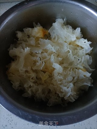 芹菜炒银耳的做法步调：2