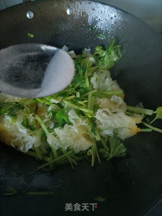 芹菜炒银耳的做法步调：6
