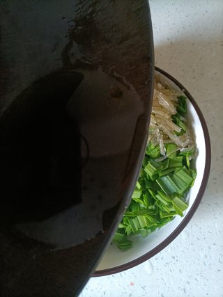 脚抓饼韭菜盒子（皮薄馅年夜）的做法步调：6