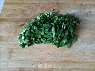 脚抓饼韭菜盒子（皮薄馅年夜）的做法步调：1