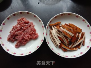 喷鼻干炒牛肉的做法步调：1