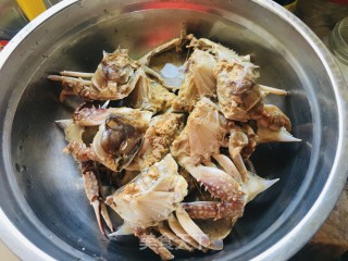 葱姜蟹的做法步调：1