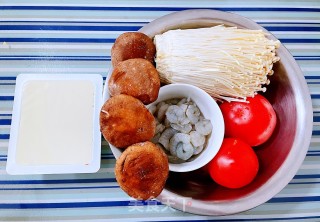 #浑肠食谱#虾仁豆腐金针菇喷鼻菇汤的做法步调：1