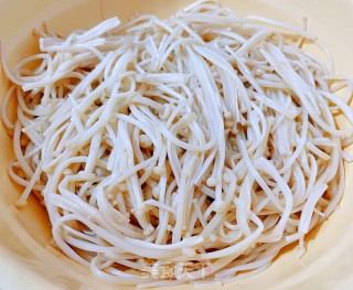 #浑肠食谱#虾仁豆腐金针菇喷鼻菇汤的做法步调：4
