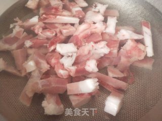 明白菜猪肉炖粉条的做法步调：1