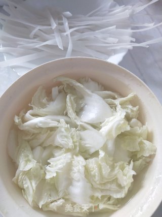 大年夜
利剑菜猪肉炖粉条的做法步伐
：7