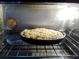 葱喷鼻芥终腊肉披萨的做法步调：15