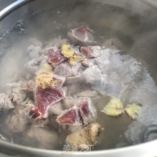辣皮子炖牛肉的做法步调：4