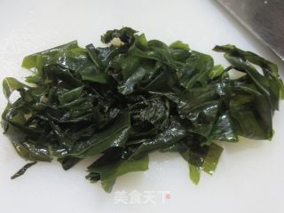 裙带菜炒萝卜的做法步调：4