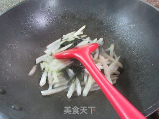 裙带菜炒萝卜的做法步调：11