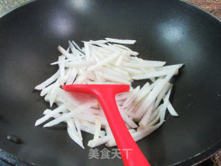 裙带菜炒萝卜的做法步调：5