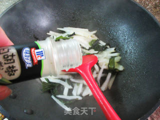 裙带菜炒萝卜的做法步调：8