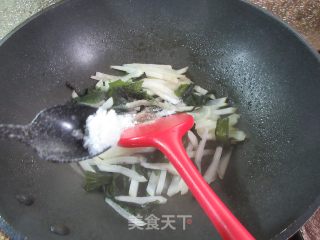 裙带菜炒萝卜的做法步调：10