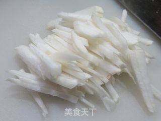 裙带菜炒萝卜的做法步调：3