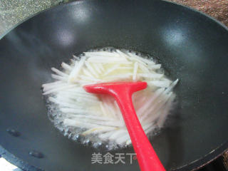 裙带菜炒萝卜的做法步调：6