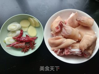喷鼻辣猪蹄的做法步调：1