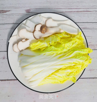 娃娃菜蘑菇汤的做法步调：1