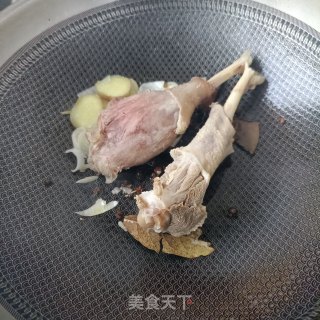 酸萝卜炖年夜鹅的做法步调：11