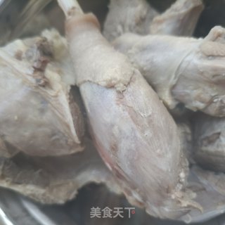 酸萝卜炖年夜鹅的做法步调：8