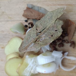 酸萝卜炖年夜鹅的做法步调：4