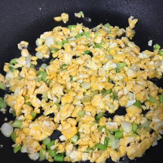 鸡蛋包心菜炒年糕的做法步调：4