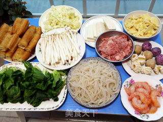 围着水炉吃暖锅的做法步调：1