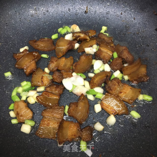 五花肉炒包心菜的做法步调：3