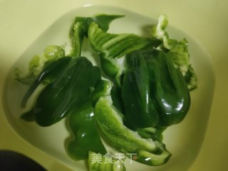 青椒终炒鸡蛋的做法步调：1