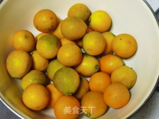 金桔膏的做法步调：1
