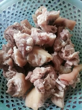 白烧猪蹄的做法步调：1