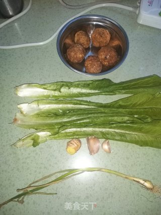 浅易版狮子头的做法步调：1