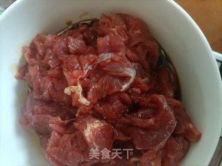 洋葱炒牛肉的做法步调：1