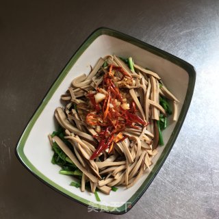 鸡蛋干拌韭菜的做法步调：12