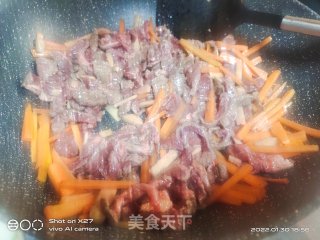 胡萝卜炒牛肉的做法步调：3