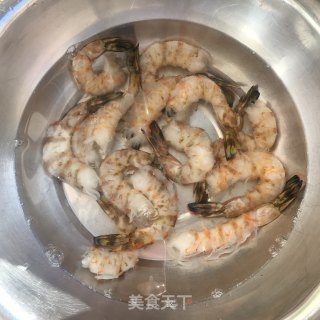 青椒虾仁的做法步调：1