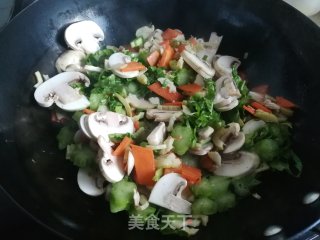 冬笋蘑菇芥菜炒年糕的做法步调：5