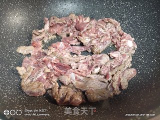 芹菜炒牛肉的做法步调：2