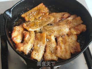喷鼻煎五花肉的做法步调：5