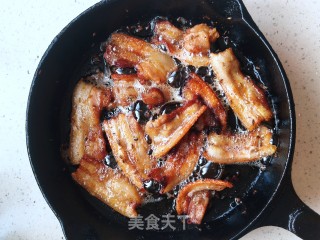 喷鼻煎五花肉的做法步调：7