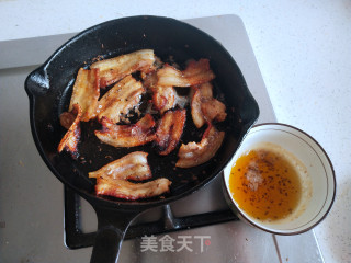 喷鼻煎五花肉的做法步调：6