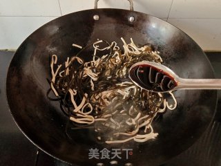 千张炒海带丝的做法步调：6
